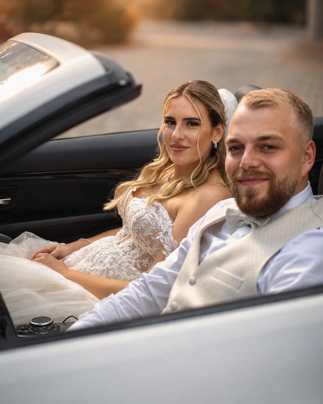 Brautpaar im Cabrio mit natürlichem Blick und eleganter Hochzeitsstimmung
